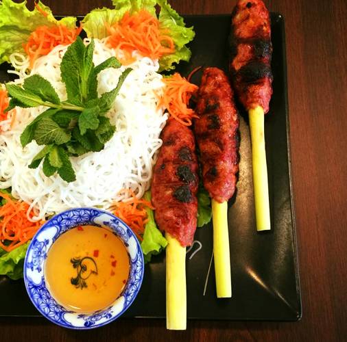 plat-nouilles-brochette-sauce